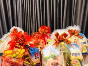 GiftHub Deluxe Festive Basket Zumafind